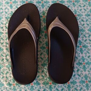 Oofos flip flops size 8